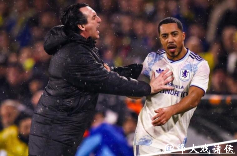 “你是我儿子” 争议一幕:54岁英超名帅怒推球员+拒拥抱 后者尴尬 “你是我儿子” 争议一幕:54岁英超名帅怒推球员+拒拥抱 后者尴尬